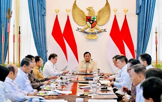 Presiden Prabowo memimpin rapat terbatas di Istana terkait bansos beras