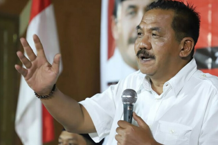 Ilustrasi petambak dan keranjang berisi udang impor yang diamankan
