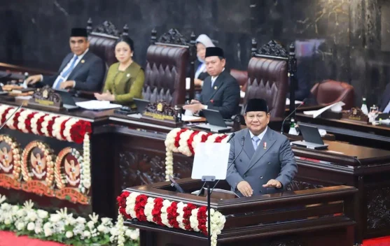 Grafik hasil survei INES menunjukkan tingkat kepuasan publik terhadap Presiden Prabowo
