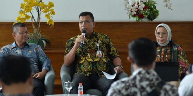 Petugas BPBD dan peta risiko bencana Sumut sedang memantau wilayah rawan