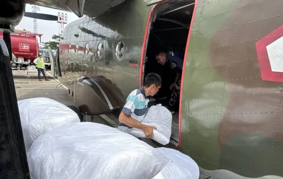 Pesawat operasi modifikasi cuaca di atas waduk Citarum