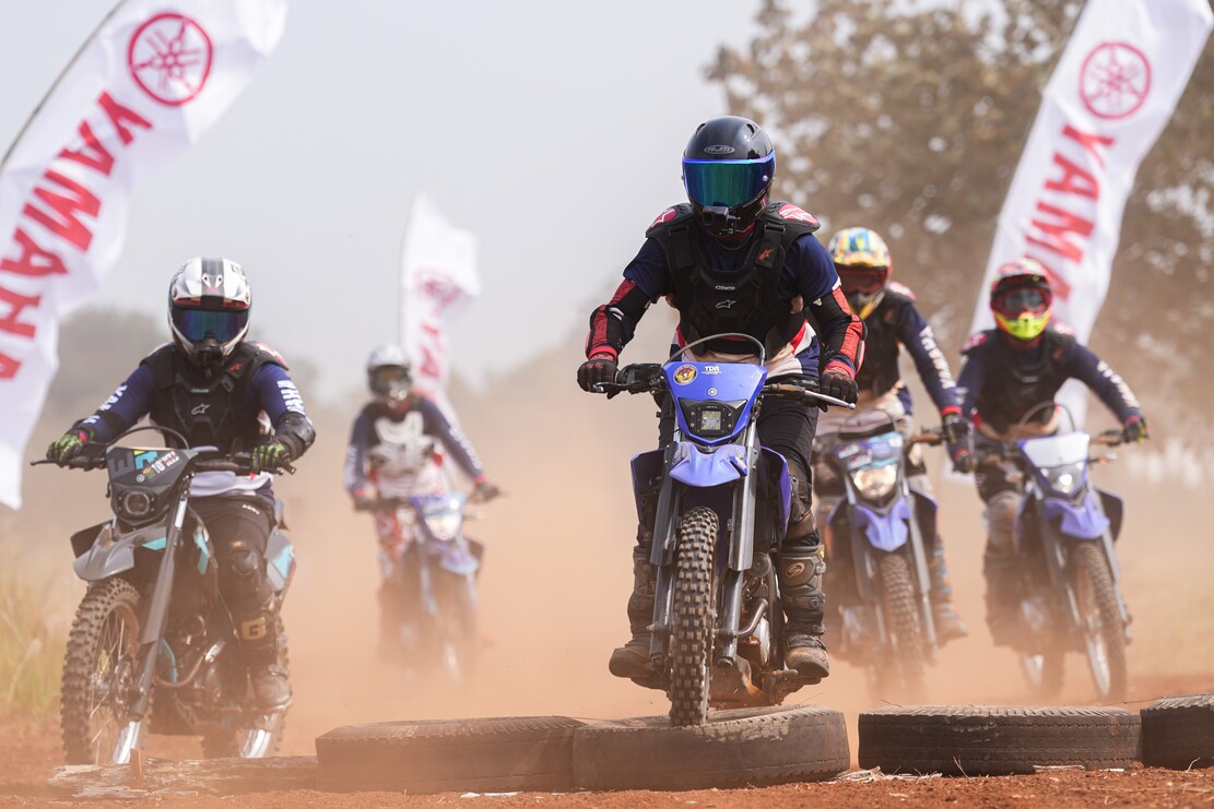 Yamaha WR155R dan YZ125X di lintasan off-road Cibereum