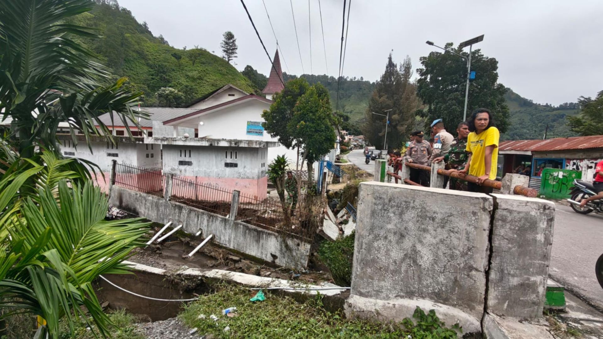 Kapolsek dan personel meninjau rumah serta SDN 091358 yang terdampak banjir di Haranggaol