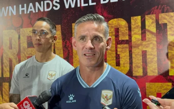 John Herdman memberikan keterangan pers di Stadion PTIK, Jakarta Selatan
