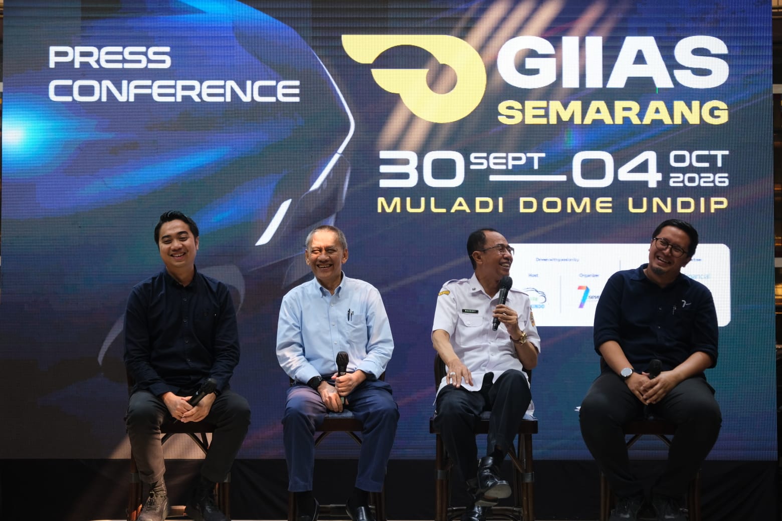 Booth pameran otomotif di GIIAS Semarang menampilkan kendaraan terbaru