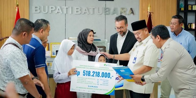 Penyerahan santunan dan beasiswa untuk keluarga korban kebakaran di Kabupaten Batubara