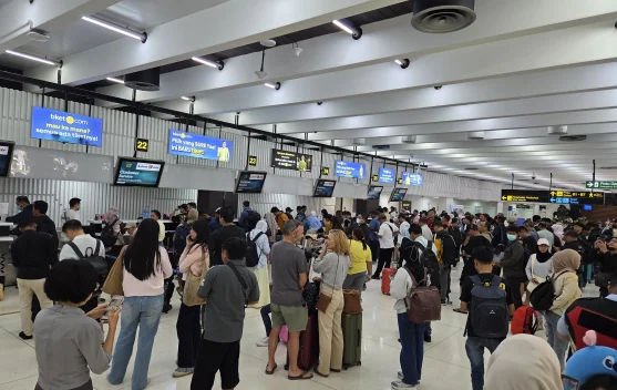 Kerumunan penumpang mengantre di konter Lion Air Terminal 1 Soekarno-Hatta