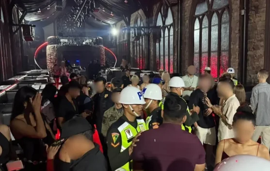 Petugas Imigrasi melakukan pemeriksaan terhadap WNA di kawasan Canggu, Bali