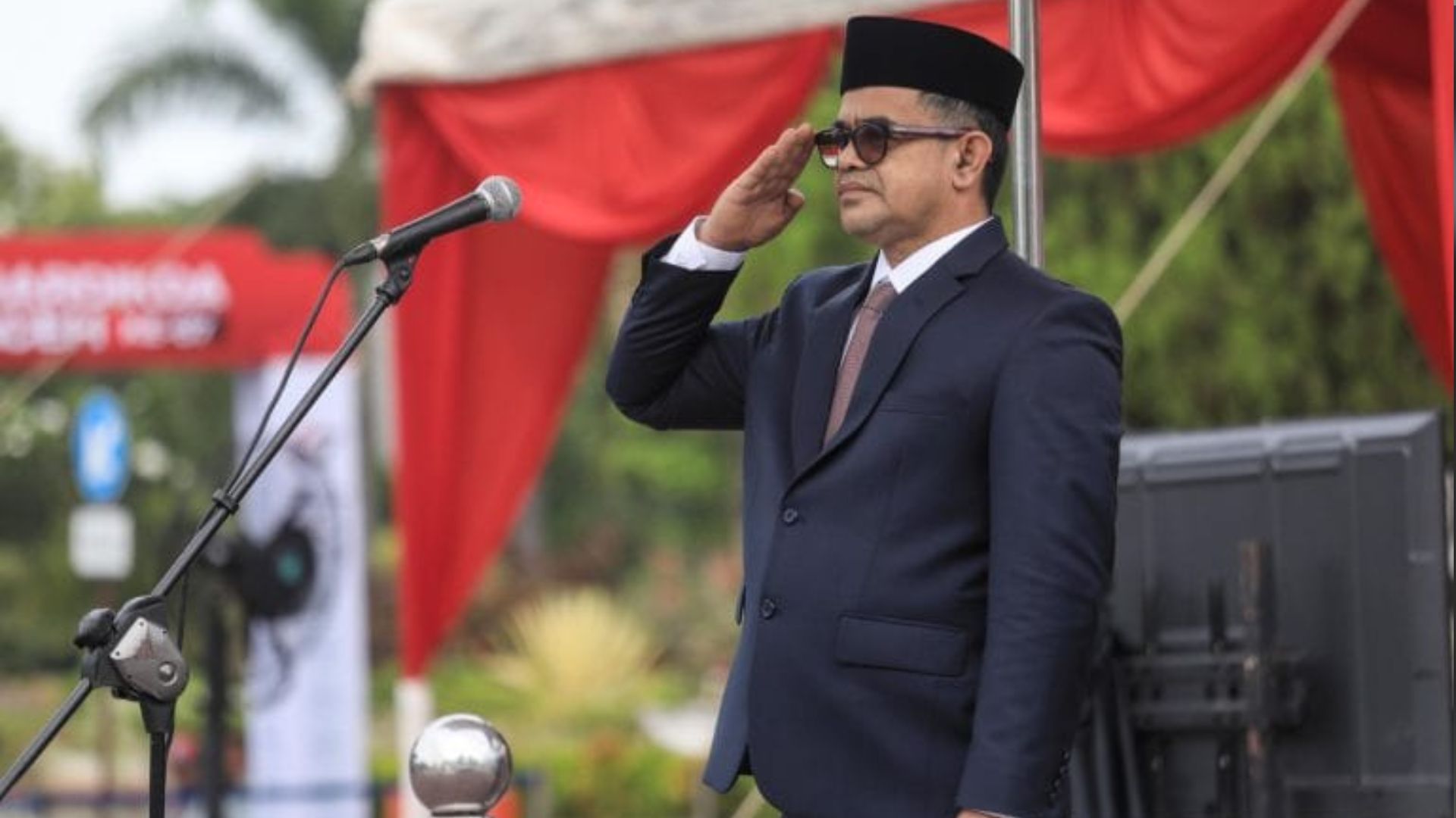 Suasana upacara Hardikda Aceh ke-67 di halaman Kantor Gubernur dengan Plt Sekda sebagai inspektur