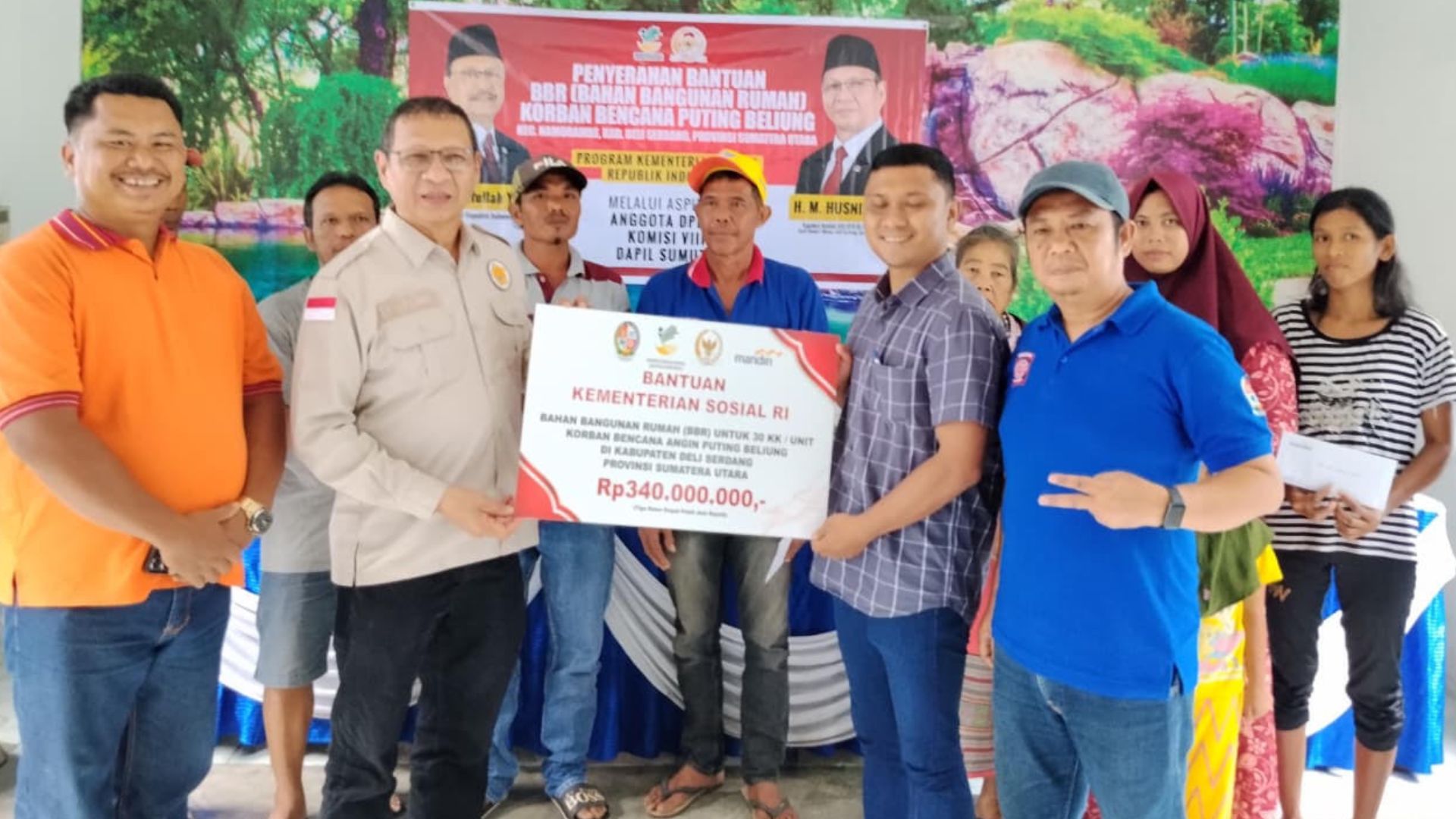 HM Husni menyerahkan bantuan BBR Kemensos kepada warga Sunggal dan Namorambe