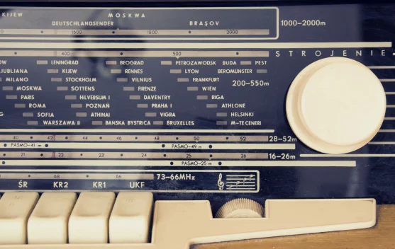 Diagram sederhana proses kerja radio dari mikrofon hingga pengeras suara