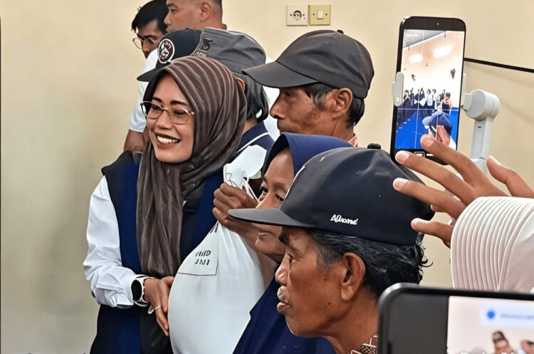 Penyaluran bantuan beras di Balai Desa Gogorante, Kecamatan Ngasem, Kabupaten Kediri