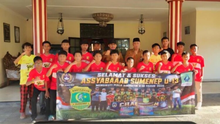 Skuad Assyabaab U-13 dilepas di halaman Rumah Dinas Bupati Sumenep sebelum berangkat ke Jember