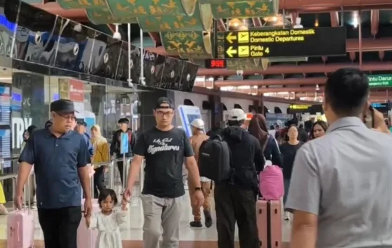 Ilustrasi Bandara Soekarno-Hatta dengan pesawat di landasan saat kondisi kabut abu vulkanik