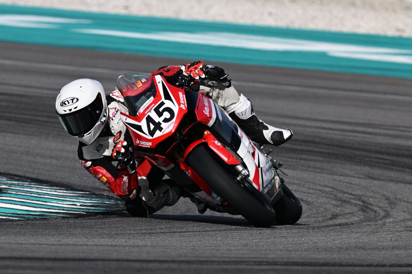 Pebalap AHRT bersiap sebelum balapan ARRC Sepang dengan CBR250RR dan CBR600RR