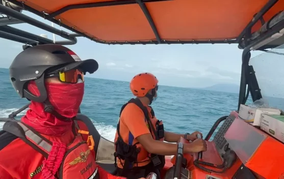 Tim SAR dan kapal Basarnas menggelar pencarian di perairan Selat Sunda