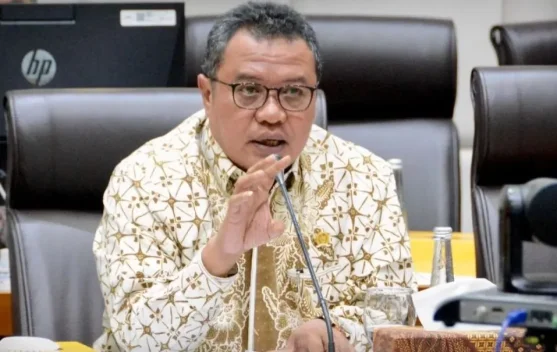Lamhot Sinaga menyerahkan bantuan kepada warga dan pelajar di Tugu Toga Sinaga, Samosir
