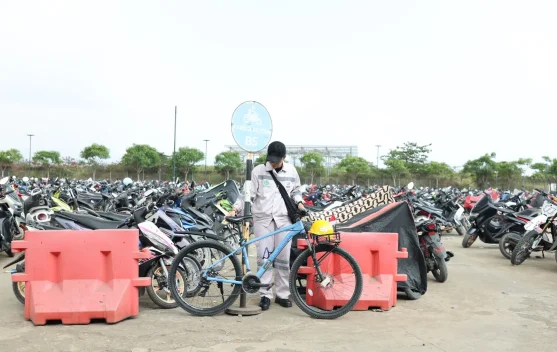 Pekerja IMIP bersepeda menuju terminal di Bahodopi, Morowali