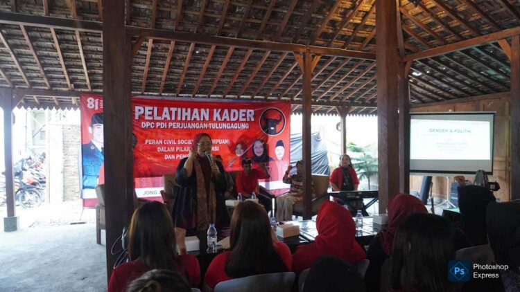 Peserta pelatihan kader perempuan PDI Perjuangan di Warung Jong Java, Tulungagung