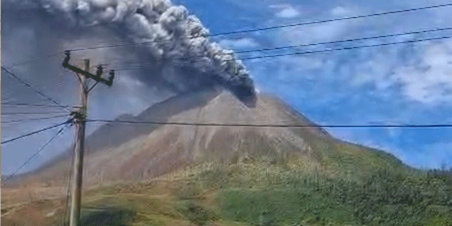 Erupsi Gunung Sinabung dan sebaran abu vulkanik di kawasan Karo