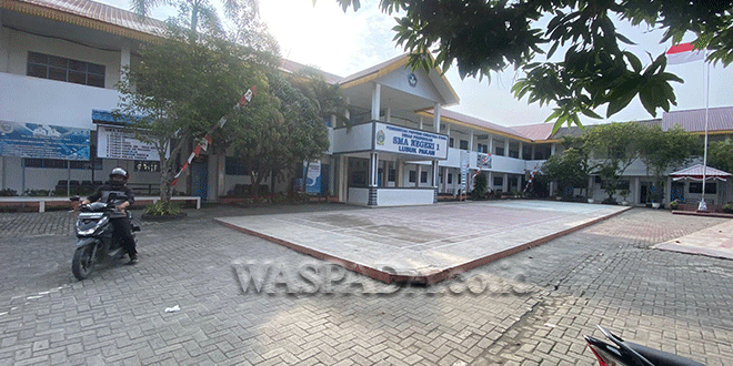 Siswa menerima pertolongan pertama di ruang UKS SMAN 1 Lubuk Pakam setelah mengeluh sakit perut