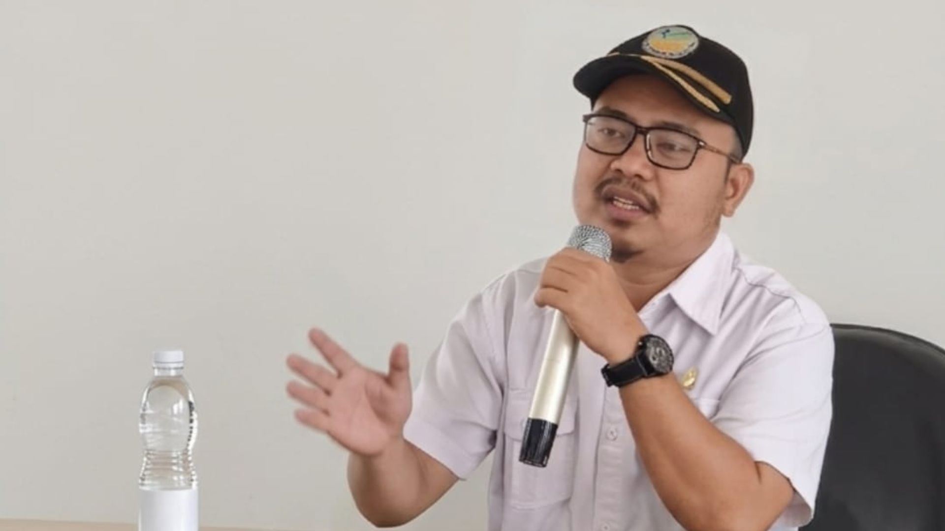 Ilustrasi penerima PKH dan dokumen verifikasi bansos