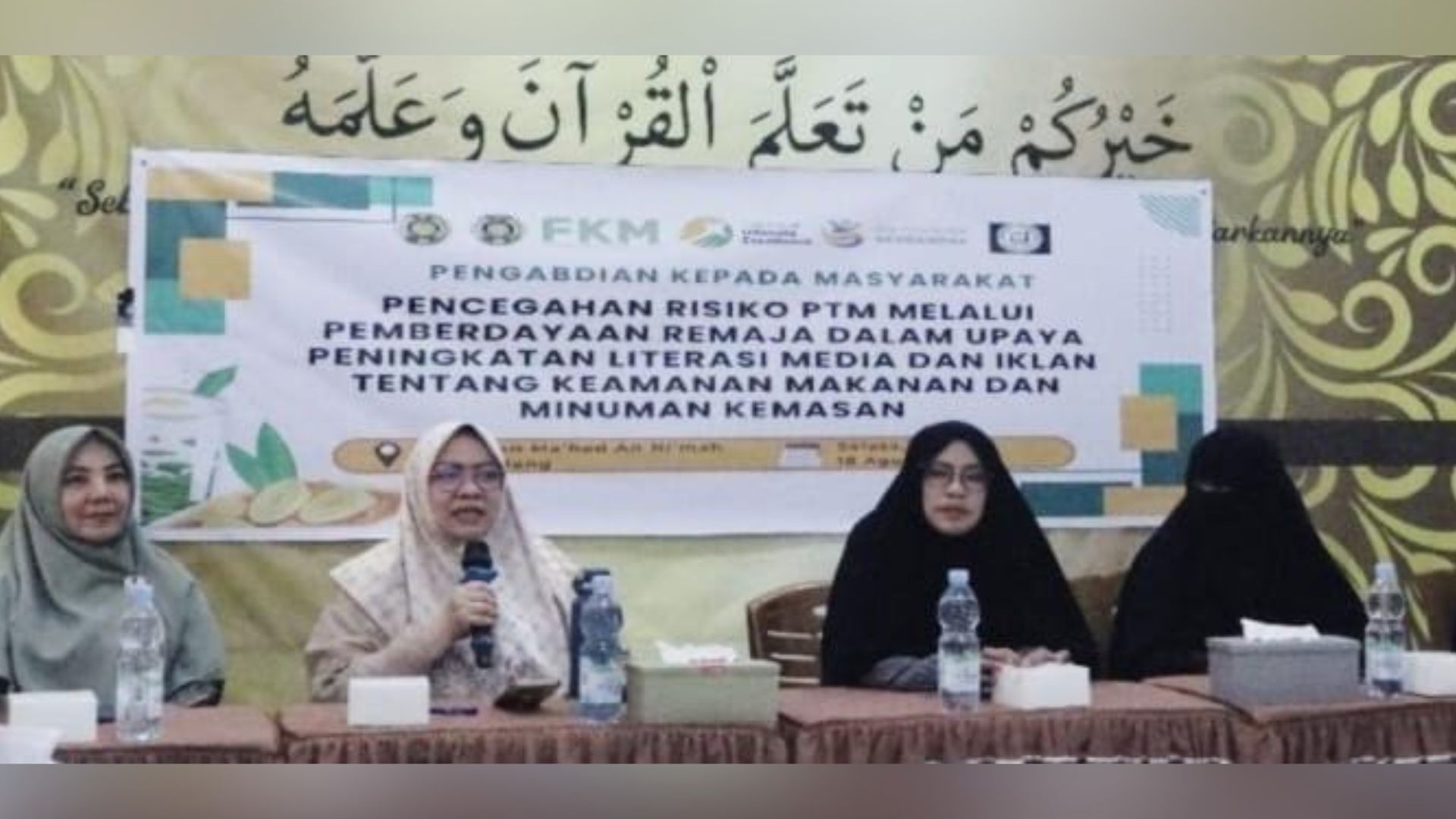 Tim FKM USU mengedukasi siswi pesantren tentang cara membaca label makanan kemasan
