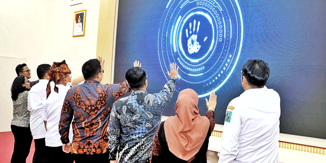 Bupati Anton Saragih mengikuti peluncuran Aplikasi SIMARATUR di Balai Harungguan kantor bupati