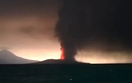 Asap dan abu vulkanik dari Gunung Anak Krakatau terlihat di udara