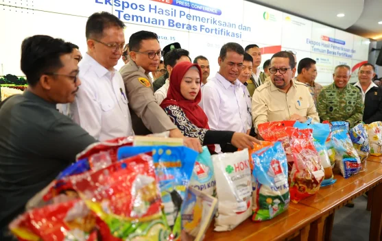 Ilustrasi kemasan beras fortifikasi di rak pasar