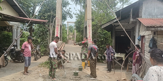 Perbaikan Jembatan Gantung Tiang Bendera oleh TNI dan warga di Batunadua Jae