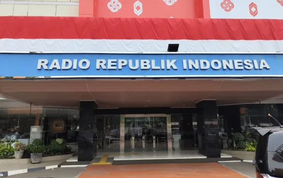 Studio Radio Republik Indonesia dengan logo RRI di dinding
