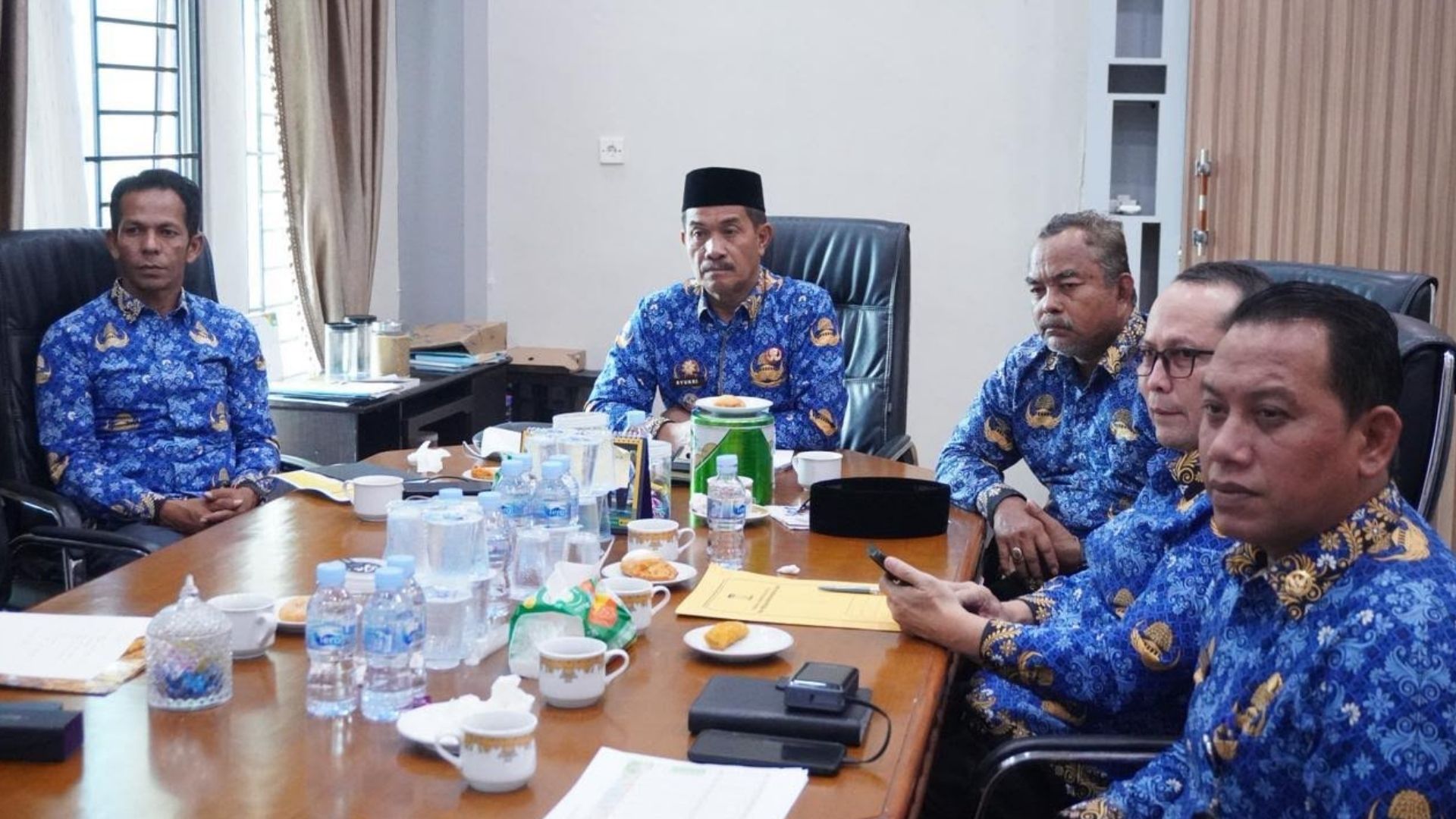 Wakil Bupati Aceh Besar mengikuti rakor virtual dari ruang kerja untuk percepatan rehabilitasi irigasi
