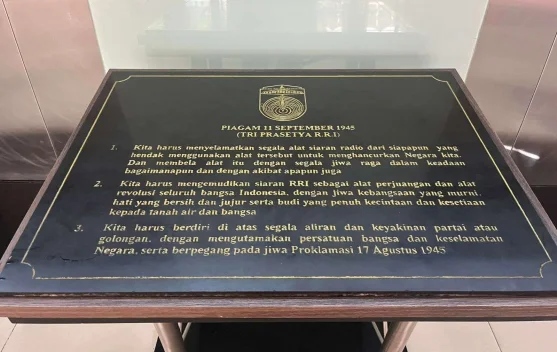 Naskah Piagam Tri Prasetya dan logo RRI sebagai simbol tiga tekad pendiri