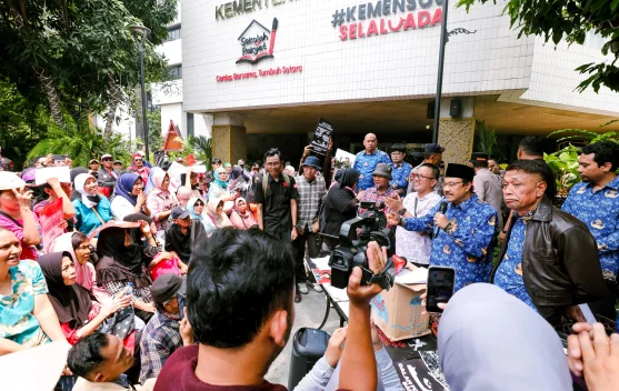 Pejabat Kemensos menerima aspirasi warga soal koreksi data sosial ekonomi