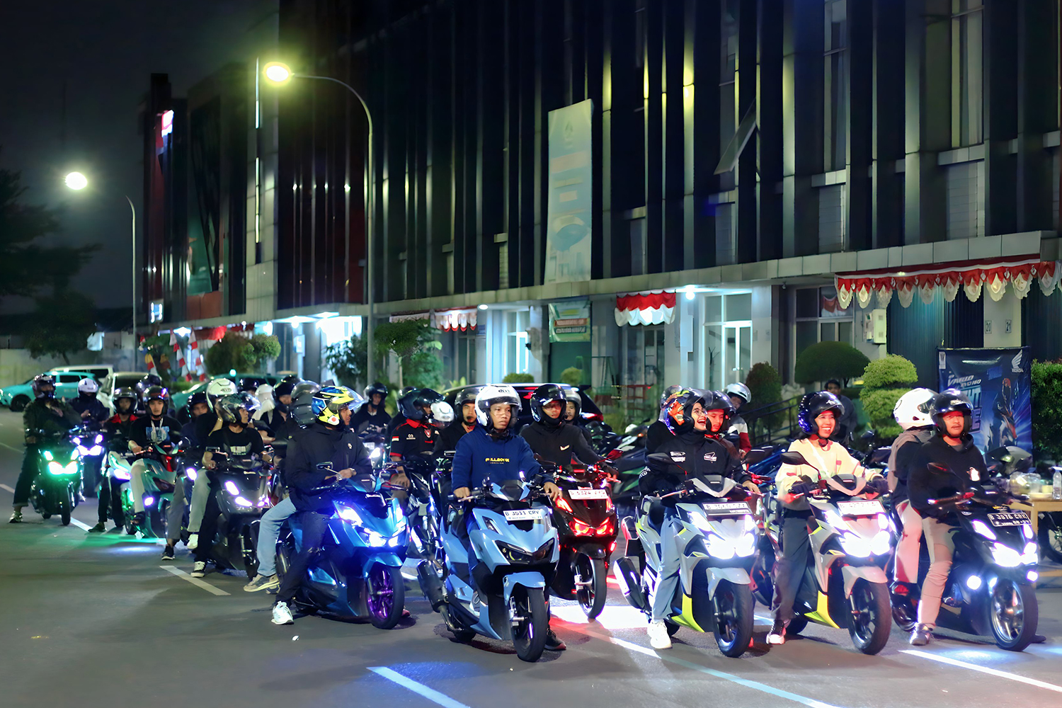 Rombongan bikers New Vario EVO 160 saat tiba di Warkop SGN, Tangerang