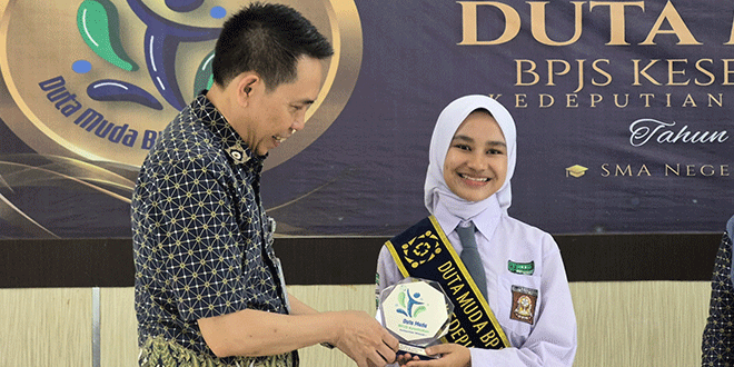 Nurjihan Syahira Ginting menerima selempang dan sertifikat Duta Muda BPJS Kesehatan