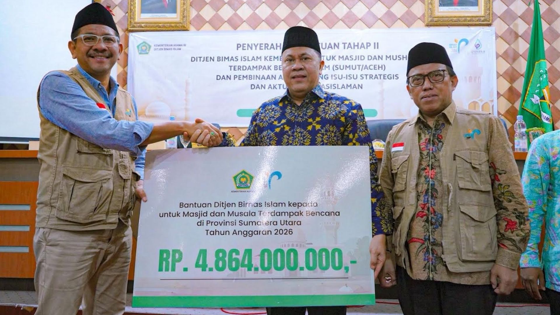 Penyerahan bantuan Ditjen Bimas Islam untuk masjid terdampak bencana di Sumut
