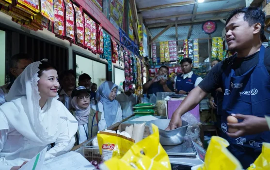 Wamendag meninjau pasar tradisional untuk cek harga MINYAKITA dan komoditas pangan
