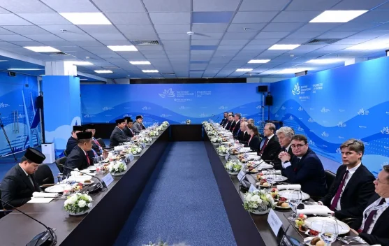 Menteri ESDM Bahlil Lahadalia mendampingi Presiden Prabowo di forum EEF Rusia