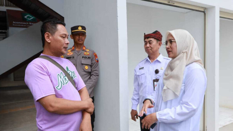 Bupati Ipuk Fiestiandani berbincang dengan pedagang di Pasar Banyuwangi saat penyerahan lapak