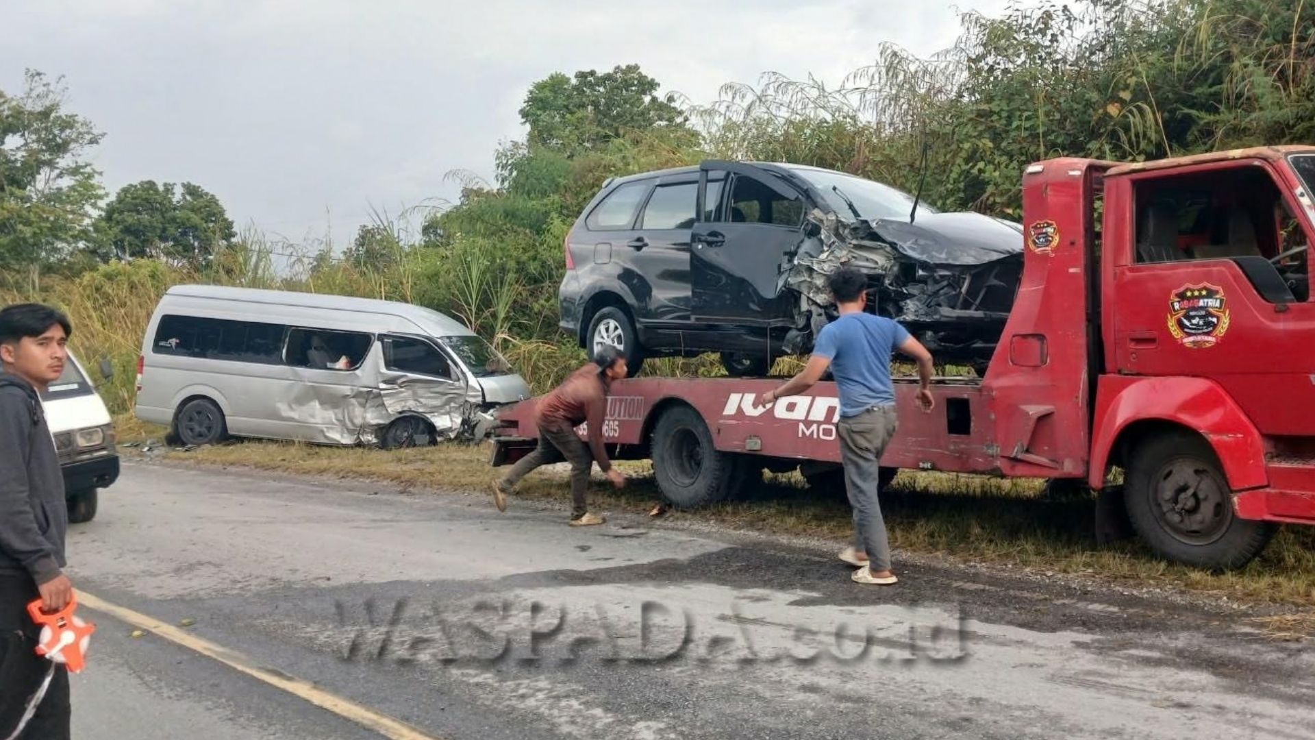 Mobil Avanza dan Hiace ringsek di lokasi kecelakaan Jalinsum Km 7 Doloksanggul