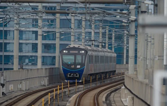 Kereta MRT Jakarta di stasiun saat kondisi abu vulkanik di Jakarta