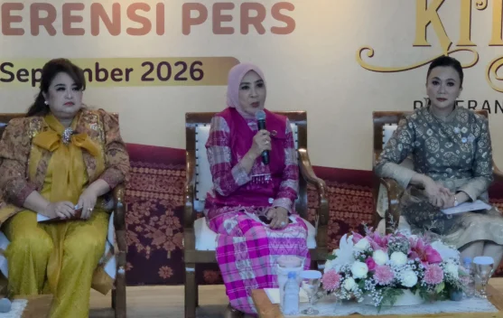 Pengunjung melihat berbagai kerajinan nusantara pada pameran Kriyanusa di pameran sebelumnya