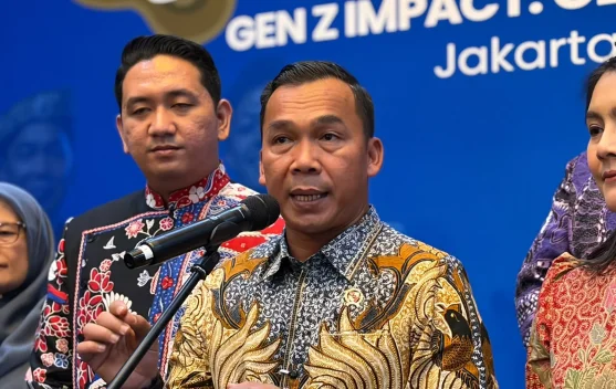 Remaja menggunakan ponsel, simbol paparan informasi digital