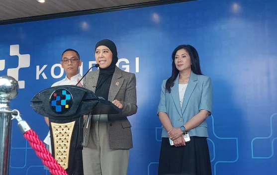 Ilustrasi anak menggunakan perangkat digital dengan simbol perlindungan online