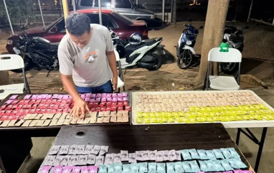 Polisi dan barang bukti etomidate serta cartridge di kawasan PIK2