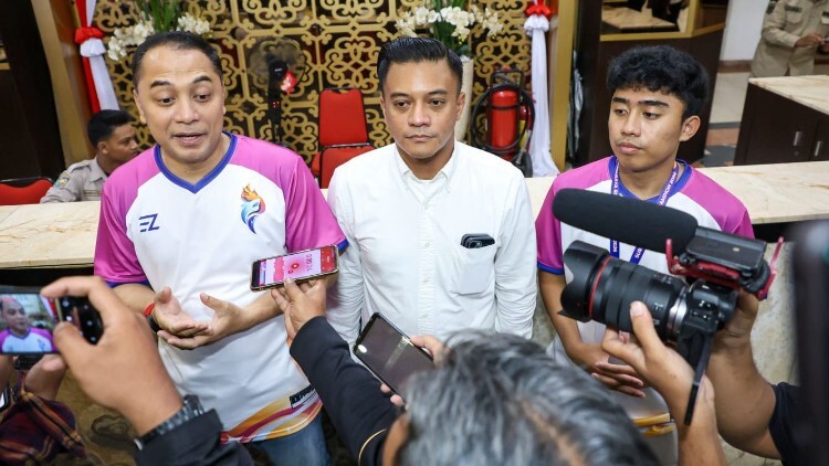 Wali Kota Eri Cahyadi membuka SRC 2026 di halaman Balai Kota Surabaya