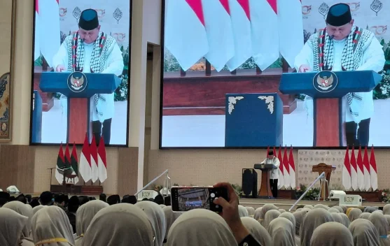 Presiden Prabowo memberi sambutan pada peringatan 100 tahun Pondok Modern Gontor di Desa Gontor
