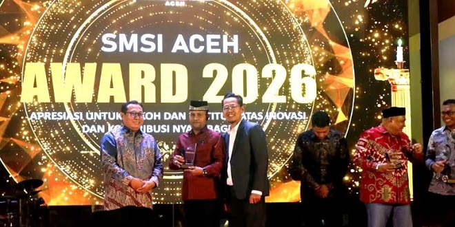 Tgk. Muharuddin menerima SMSI Aceh Award 2026 di Anjong Mon Mata Banda Aceh